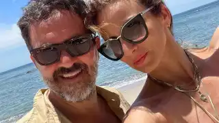 Silvia Navarro viajó con su novio a la playa, y aprovechó el estar frente a la playa para retratarse con él y compartirlo en sus redes sociales