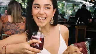 La joven pasea va con Bobby a todos lados