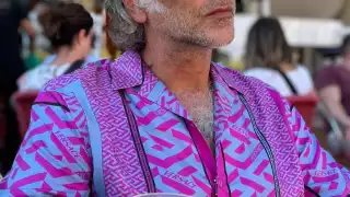 Alejandro Fernández se fotografió cerca de la Basílica de San Marcos en Venecia, donde aprovechó para tomar una copa de vino