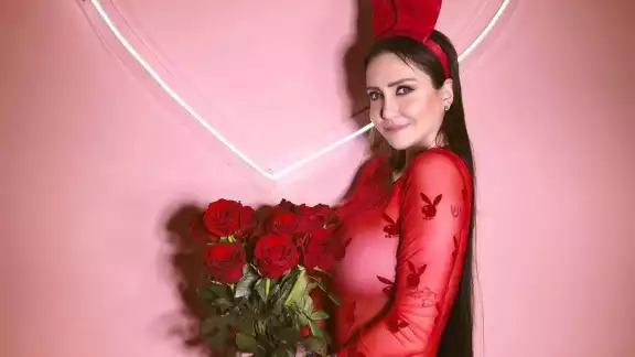 Celia Lora posó muy sensual junto a Karely Ruiz en una alberca frente al mar del Caribe Mexicano