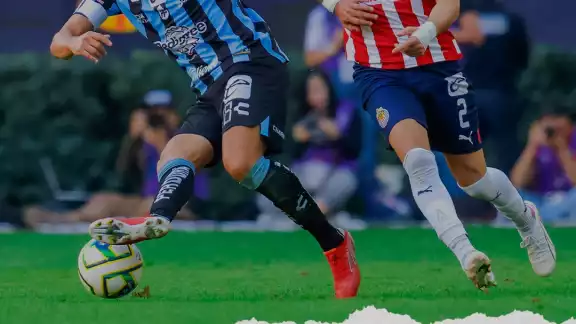 Chivas rescata un empate de último minuto contra Querétaro para no perder en casa Chivas rescata un empate de último minuto contra Querétaro para no perder en casa