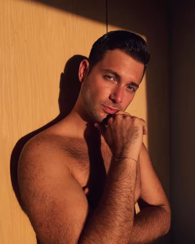 Daniel Barona también aprovecha el clima paradisíaco de Cancún para tomar el sol