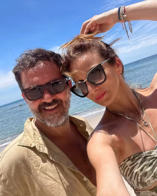 Silvia Navarro viajó con su novio a la playa, y aprovechó el estar frente a la playa para retratarse con él y compartirlo en sus redes sociales