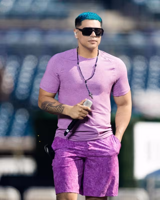 El vocalista de Grupo Firme concedió una entrevista en la que habló sobre su vida personal
