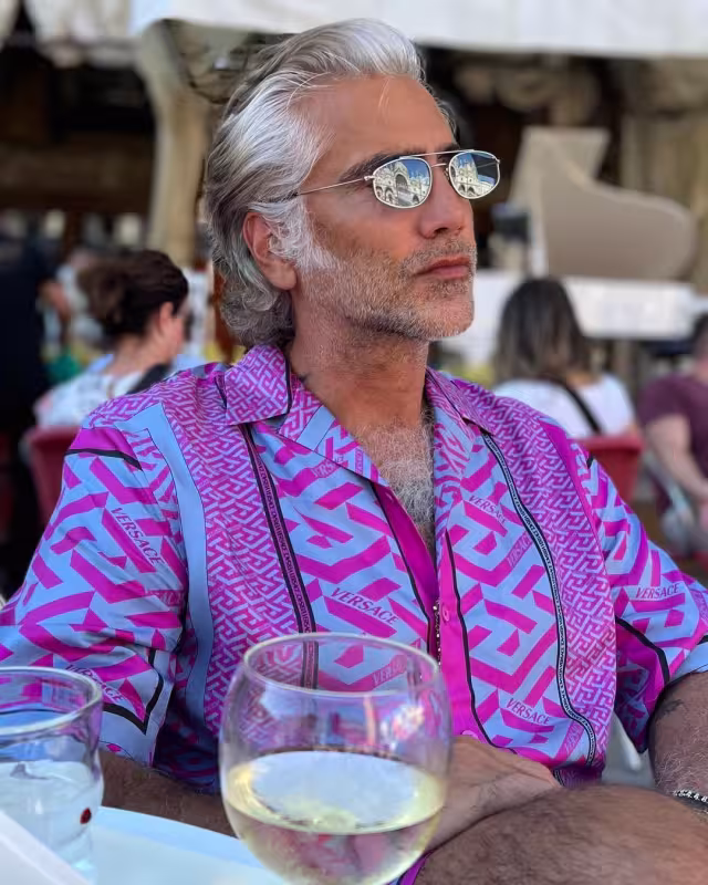 Alejandro Fernández se fotografió cerca de la Basílica de San Marcos en Venecia, donde aprovechó para tomar una copa de vino