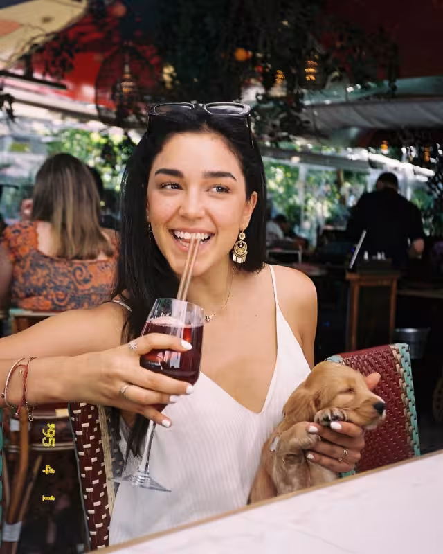 La joven pasea va con Bobby a todos lados