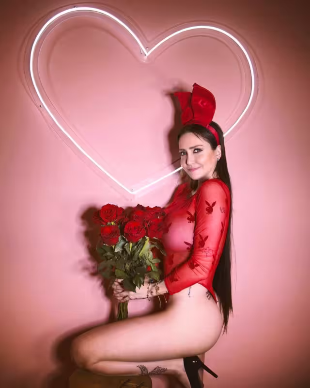 Celia Lora posó muy sensual junto a Karely Ruiz en una alberca frente al mar del Caribe Mexicano