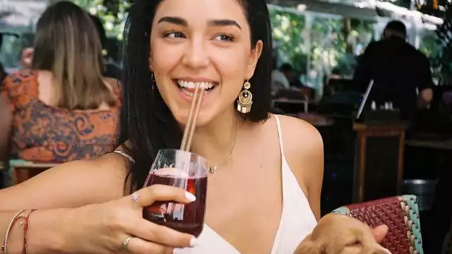 La joven pasea va con Bobby a todos lados