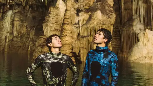 El youtuber logró sumergirse hasta 25 metros sin tanque de oxígeno