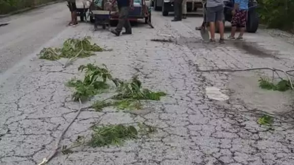 Ante la falta de intervención del Gobierno Estatal y Municipal, al menos cinco kilómetros de la carretera Mahahual - Cafetal, fueron reparados por voluntarios y habitantes de esa misma comunidad Ante la falta de intervención del Gobierno Estatal y Municipal, al menos cinco kilómetros de la carretera Mahahual - Cafetal, fueron reparados por voluntarios y habitantes de esa misma comunidad