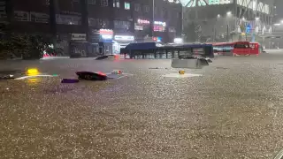 Autos han quedado varados por las lluvias en Seúl