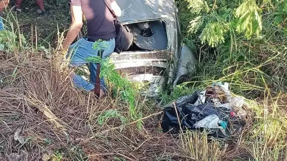 El accidente ocurrió a las 06:00 horas, cuando transitaba a bordo del vehículo compacto tipo sedán, sobre la carretera 188, tramo la Joya y San Pedro, Champotón