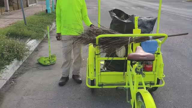 Decidió pintar todas sus herramientas de trabajo con un color verde fluorescente