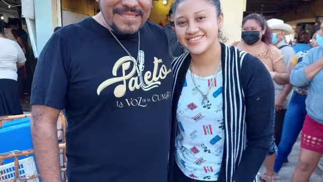 El exvocalista de Junior Klan se tomó fotografías con sus fans