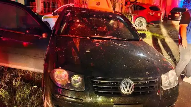 El conductor fue trasladado al hospital con cuatro impactos de bala