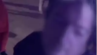 Descubren a hombre grabando en secreto a una mujer dentro de una combi en Cancún