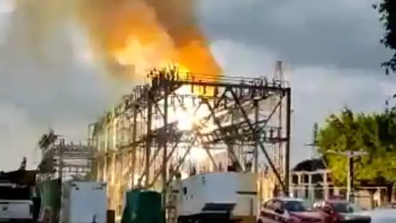 Una subestación de la CFE se incendió la tarde de este jueves en Minatitlán, Veracruz.