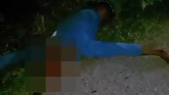 El cuerpo del hombre quedó tirado a un costado de la carretera El cuerpo del hombre quedó tirado a un costado de la carretera