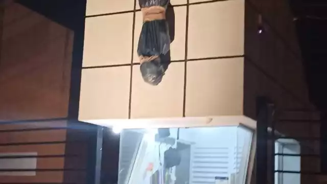 El peculiar adorno de Halloween lució afuera de la caseta de vigilancia de la privara Kerpis en Cancún