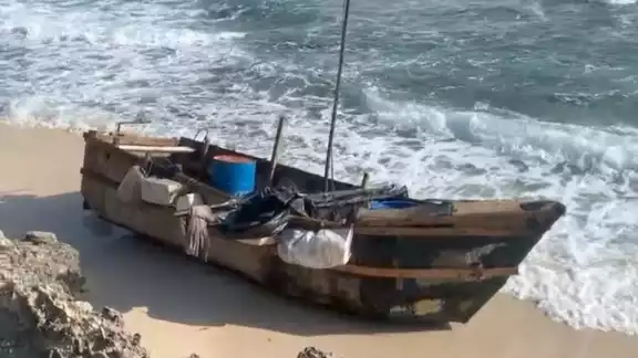 La embarcación hallada en Isla Mujeres contaba con un mástil hechizo, y aún no ha sido retirada del lugar La embarcación hallada en Isla Mujeres contaba con un mástil hechizo, y aún no ha sido retirada del lugar