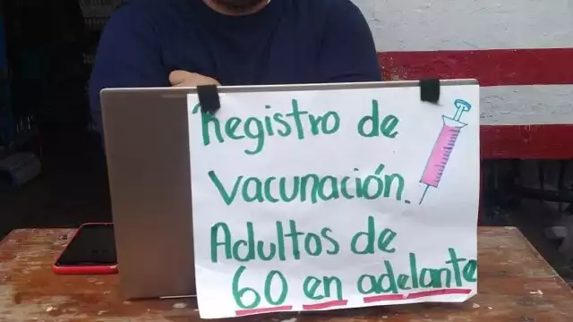 A través de un letrero con la leyenda "Registro de vacunación. Adultos 60 en adelante".