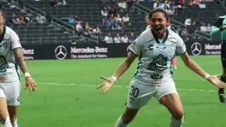 Con su forma acostumbra “llamada 82 a mamá” celebró su gol Viridiana Salazar