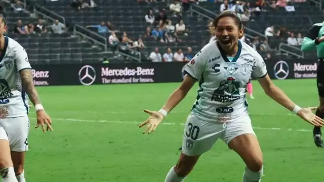 Con su forma acostumbra “llamada 82 a mamá” celebró su gol Viridiana Salazar