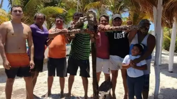 La familia que encontró el ancla aprovechó para tomarse fotografías con ella