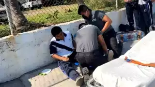 El joven fue atendido por paramédicos al presentar una herida en la pierna