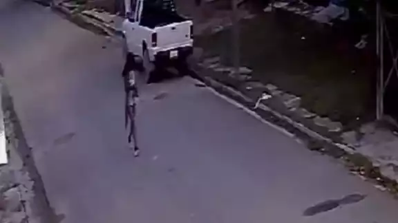 La mujer fue grabada cuando entró a la casa La mujer fue grabada cuando entró a la casa