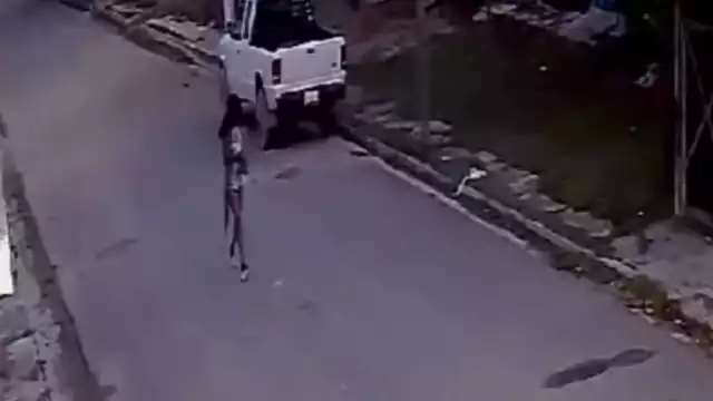 La mujer fue grabada cuando entró a la casa