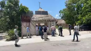 Estafan a una pareja de la tercera edad en la zona arqueológica de Tulum