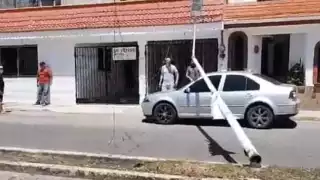 El poste dañó el cableado de la Comisión Federal de Electricidad