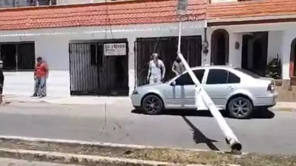 El poste dañó el cableado de la Comisión Federal de Electricidad El poste dañó el cableado de la Comisión Federal de Electricidad