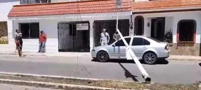 El poste dañó el cableado de la Comisión Federal de Electricidad