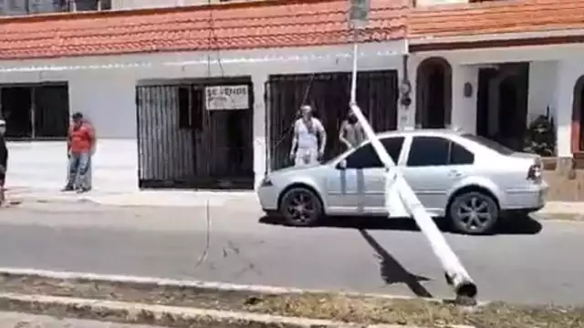 El poste dañó el cableado de la Comisión Federal de Electricidad