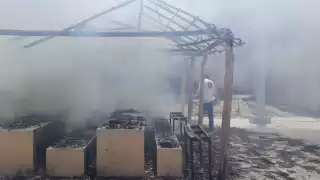 El personal de Protección Civil poco pudo hacer para sofocar el incendio