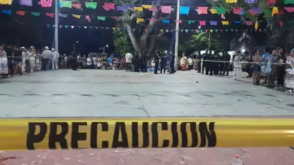 Testigos revelaron que el abuelito jaranero bailaba tranquilamente, cuando se desvaneció, para finalmente fallecer en el sitio de la vaquería en Kanasín, Yucatán Testigos revelaron que el abuelito jaranero bailaba tranquilamente, cuando se desvaneció, para finalmente fallecer en el sitio de la vaquería en Kanasín, Yucatán