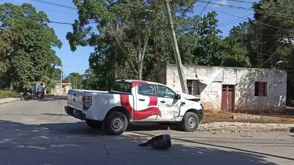 Automovilista se impacta contra poste de luz en José María Morelos