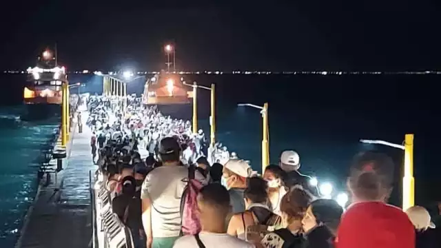 Acumulación de personas en el Ferry de ultramar de Playa del Carmen