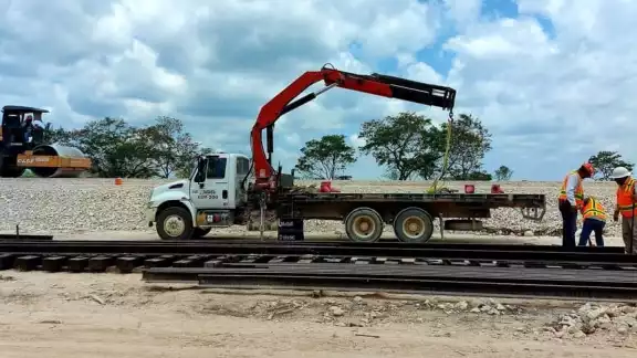 Trabajadores se mantienen con labores en diversos tramos vírgenes entre las comunidades de Edzná a Chiná Trabajadores se mantienen con labores en diversos tramos vírgenes entre las comunidades de Edzná a Chiná