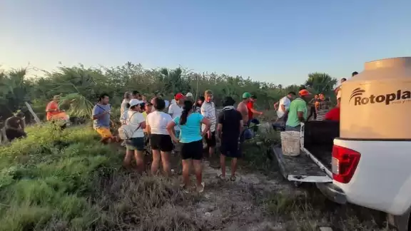 Hasta con cubetas llegaron para poder sofocar las llamas Hasta con cubetas llegaron para poder sofocar las llamas