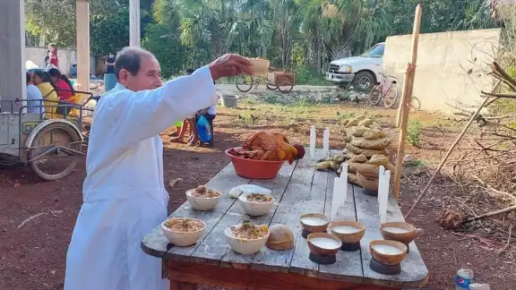 Los socios de la unidad agrícola e invitados participan en un convivio, donde comparten los alimentos Los socios de la unidad agrícola e invitados participan en un convivio, donde comparten los alimentos