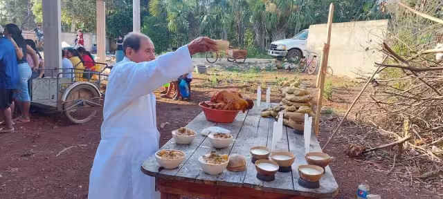 Los socios de la unidad agrícola e invitados participan en un convivio, donde comparten los alimentos