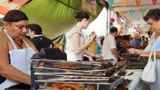 Esta es la quinta edición de la Feria del Mucbipollo en el barrio de San Sebastián