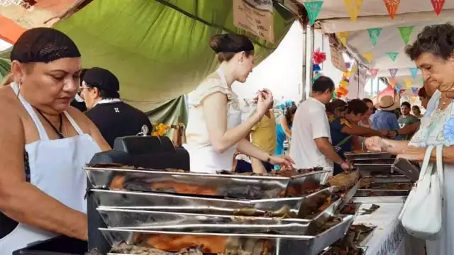 Esta es la quinta edición de la Feria del Mucbipollo en el barrio de San Sebastián