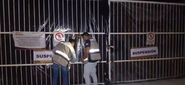 Personal del Ayuntamiento acudió al sitio para reinstalar las cintas de suspensión y mantener clausuradas las actividades.