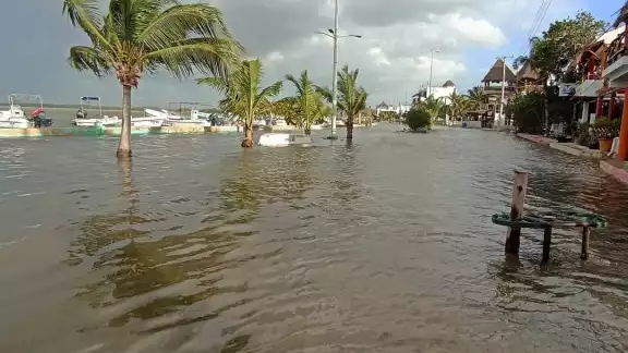 El malecón y varias calles resultaron anegados por completo a causa de las torrenciales lluvias El malecón y varias calles resultaron anegados por completo a causa de las torrenciales lluvias