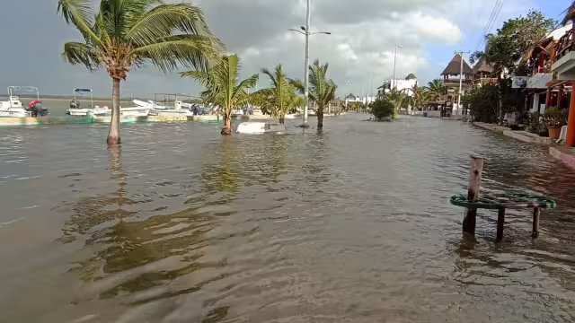 El malecón y varias calles resultaron anegados por completo a causa de las torrenciales lluvias