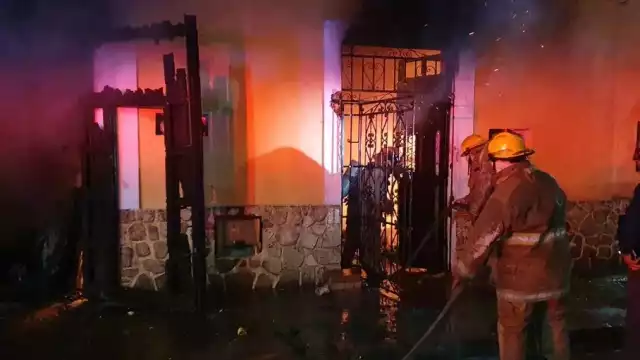 De acuerdo con datos obtenidos, el negocio, ubicado a una cuadra del Centro Histórico, se quemó luego de que fuera cerrado